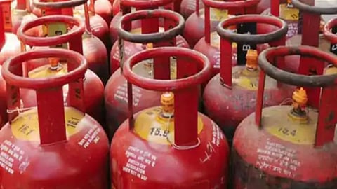 Major Decision Regarding Cooking Gas: Now, the 14.2 kg Cylinder Will Contain Only 10 kg of Gas!