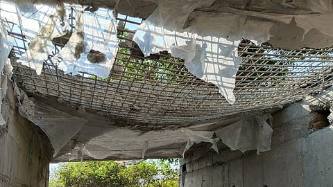 A section of an under-construction bridge collapsed in Patur, Akola, exposing poor quality and administrative negligence. Locals demand strict action against the contractor and engineer.