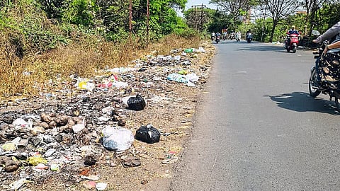 Jail Road in Wardha has turned into a mini dumping yard due to illegal disposal of commercial waste. Despite beautification near Sathe Chowk, the area faces severe hygiene issues and administrative neglect.