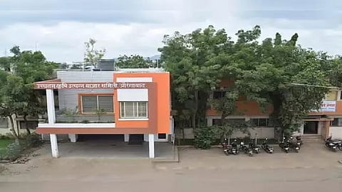 Chhatrapati Sambhajinagar: Tax Dispute at Jadhavwadi Market; Traders Protest Collection on Open Space of Sale Hall