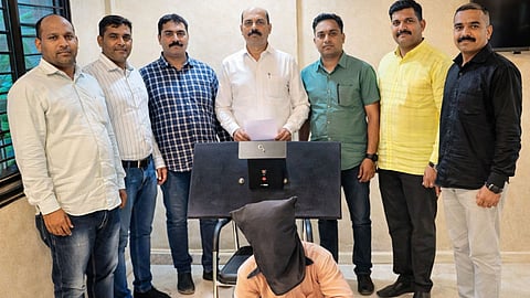 Dhule Police Action: Dondaicha Burglary Case Solved; Theft of ₹47,000 Cracked, Gold Jewelry Recovered.