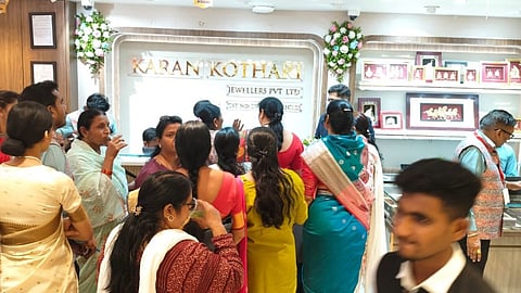 Gudi Padwa 2026: Massive shopping rush in Nagpur as gold prices drop by ₹2,700. Real estate and automobile sectors offer big discounts. Registration offices to remain open.