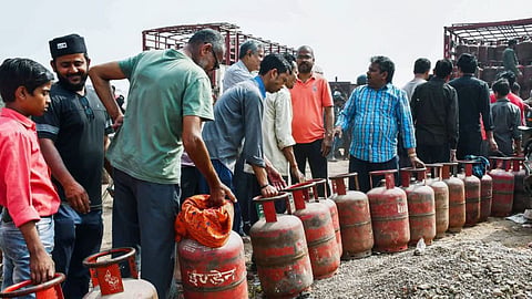 How Much Substance Is There to the Government's Claims Regarding the LPG Crisis? Commercial Cylinder Supplies Halted; People Distressed Over LPG Shortage.