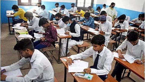 Flying squad caught 3 fake students from Madhya Pradesh appearing in the 10th Board Exam at Kavrabandh, Salekasa. Allegations against the Principal for illegal admissions.
