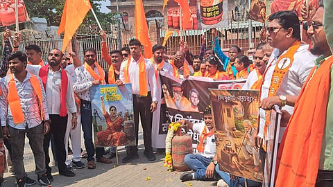 Shiv Sena UBT protests in Nagpur against gas cylinder price hikes and black marketing. Demand action against agencies selling gas at double prices.