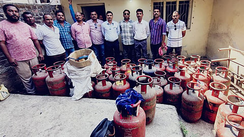 Yavatmal Police seized 40 illegal gas cylinders and 23 regulators in a raid at Noor Colony, Pusad. Accused Arif Mohammad Kacchi arrested for black marketing.