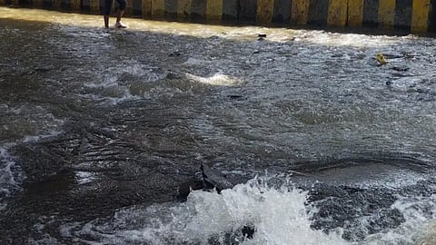 mumbai-bandra-pipeline-burst-traffic-jam-waterlogging