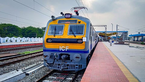 दिवा चिपलून मेमू समर स्पेशल ट्रेनें
