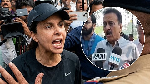 Girish Mahajan Reaction Woman Protest Mumbai