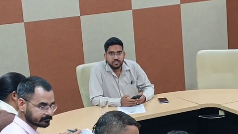IAS and Minister Vivad