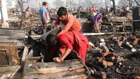 "This is my new Hindi notebook..." — Her home was reduced to ashes, but her spirit remained unbroken! This brave daughter of Lucknow sat down to study in the aftermath of the fire