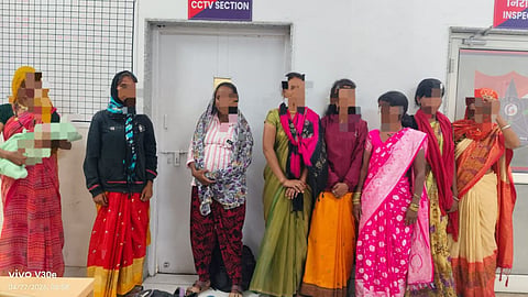 RPF team of Central Railway arrested 9 women for plotting a robbery aboard the Siddheshwar Express. The gang, active in Solapur and Pune divisions, was nabbed following a coordinated high-alert operation.