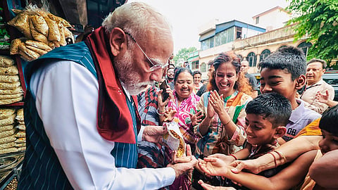 PM Modi Enjoying Jhalmuri