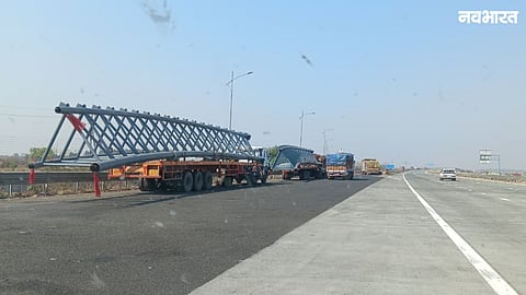 Intense heat has led to a decline in traffic on Samruddhi Mahamarg due to tyre burst risks. Drivers are demanding better amenities like drinking water and repair shops.