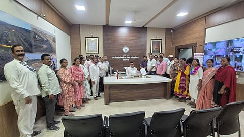 Government employees in Yavatmal began an indefinite strike for OPS and other demands. Public services were paralyzed across tehsils including Arni and Umarkhed.