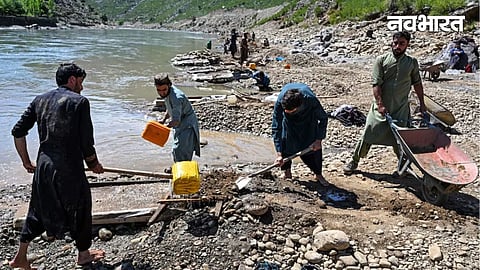 Afghans Hunt for Gold in Kunar River Near Pakistan Border Amid Crisis