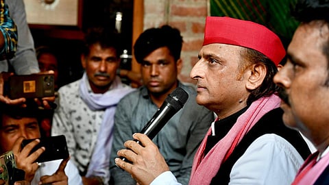 Akhilesh Yadav visits Hardoi to meet victim Shilpi's family.