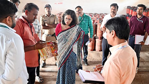 Chandrapur Collector Vasumana Pant conducts a surprise raid on gas agencies & godowns. Stock verified, instructions issued to stop black marketing.