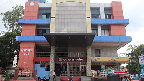 The Chandrapur Municipal Corporation remains in a state of financial distress even after 15 years, relying on a government grant of 600 crore to cover expenses amounting to 720 crore.