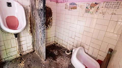 Public Toilets in Nagpur in Dilapidated State; Inspection Exposes Reality—Questions Raised Over Sanitation as Citizens Face Hardship.