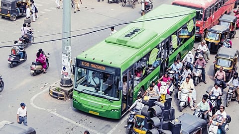 Yellow Alert in Nagpur: Commuters at Signals Face Hardship; Municipal Corporation's Preparations Delayed—Green Nets Yet to Be Installed at Intersections.