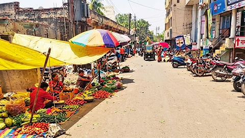 Impact of Scorching Heat: Mercury Crosses 40°C in Nashik; Weekly Markets Deserted Due to Heatwave, Impacting Rural Economy