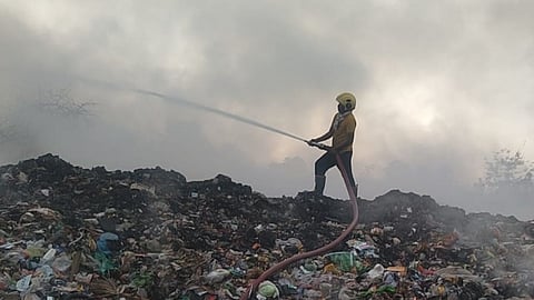Fire continues for the third day at Savargad dumping yard, Yavatmal. Firefighters from multiple towns are struggling as local wells run dry.