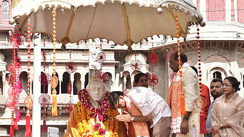 इंदौर के राजवाड़ा उद्यान में लोकमाता अहिल्याबाई होलकर की प्रतिमा पर माल्यार्पण करते महापौर