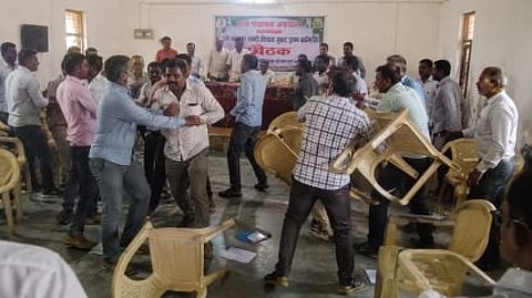 adyal vivad mukt gram samiti meeting clash bhandara