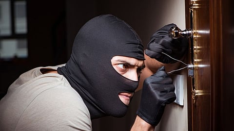 barshitakli theft room rent excuse stole cash akola