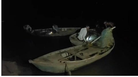 Hamirpur Boat Tragedy: Chaos Erupts as Boat Sinks in the Yamuna; 6 Missing, Including Women and Children; SDRF Team Engaged in Search Operation.