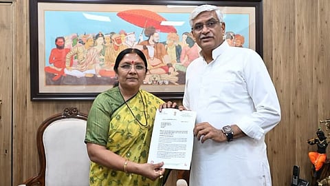 केंद्रीय मंत्री सावित्री ठाकुर भोजशाला की वाग्देवी सरस्वती प्रतिमा की वापसी को लेकर केंद्रीय मंत्री गजेंद्र सिंह शेखावत से मुलाकात करते हुए