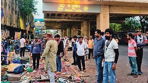 Nagpur NMC conducted a major anti-encroachment drive on a holiday across Cotton Market and Sitabuldi, clearing footpaths and seizing 8 handcarts and materials.