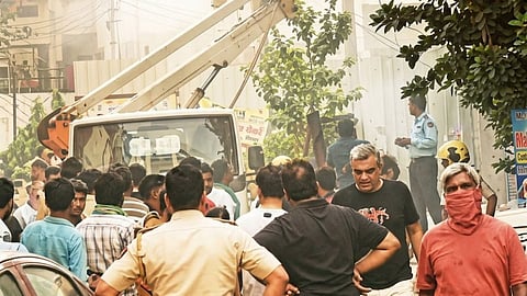 Nagpur: Massive Fire Breaks Out at Clothing Showroom, Causing Chaos in the Area; 7 Fire Tenders Rush to the Scene, Blaze Brought Under Control After Several Hours.