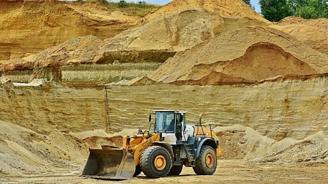 tumsar mohadi illegal sand mining bust 81 lakh seizure trucks tippers