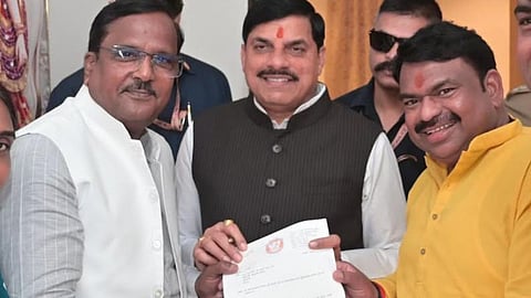 मुख्यमंत्री जी को पत्र देते हुए महापौर