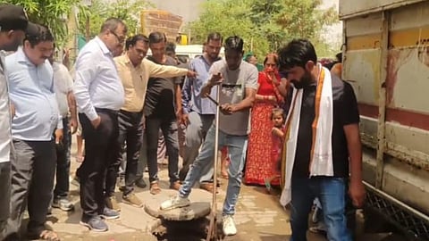 Residents of Indore's Ahilya Nagar protest after contaminated, sewage-mixed water supply reportedly caused illness among children and locals, while municipal officials inspect the area.