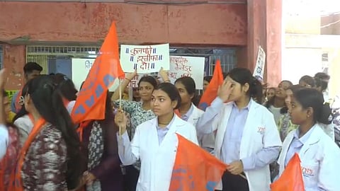 bhopal-barkatullah-university-abvp-protest-students-outrage-erupts-over-delays-in-exams-and-results