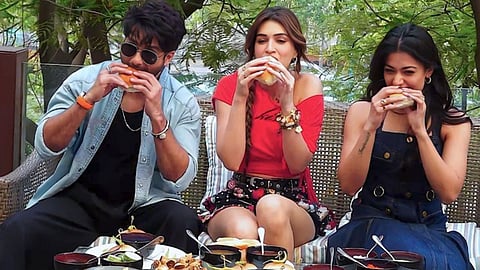 Cocktail 2 Shahid Kapoor Kriti Sanon Rashmika Mandanna Promotion Pune Event Vada Pav Viral Video