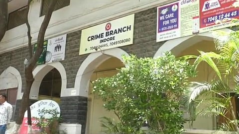 Indore Crime Branch arrested accused Kapil Somani in a ₹56.40 lakh property sale and investment fraud case involving mortgaged flats and fake business investment promises.