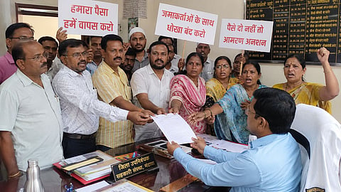 bhandara sakoli credit society depositors protest payment dispute