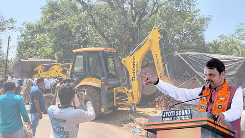Devendra Fadnavis On Bulldozer Action: महाराष्ट्र में बुलडोजर कार्रवाई को लेकर मुख्यमंत्री देवेंद्र फडणवीस ने बड़ा बयान दिया है। उन्होंने स्पष्ट कहा कि कानून का उल्लंघन करने वालों के खिलाफ कार्रवाई जारी रहेगी।