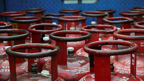 varthi gas agency negligence cylinder supply consumer protest