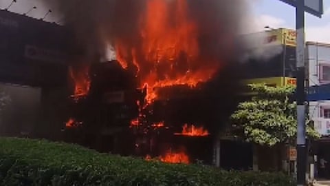 After Delhi and Bihar... Fire Wreaks Havoc in Hyderabad: Three-Story Building Engulfed in Flames in Ameerpet; Chaos Ensues