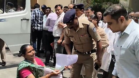 jabalpur-collector-office-public-hearing-mother-falls-at-collector-feet