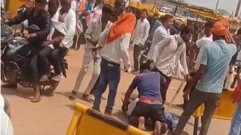 mauganj-devtalab-temple-parking-fight-infront-of-police-van