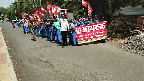 Yavatmal Nurses DHO Office Protest