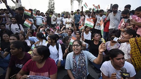 Someone else in the video, someone else in jail... Students take to the streets against Khan Sir, demanding the release of Roshan Anand.