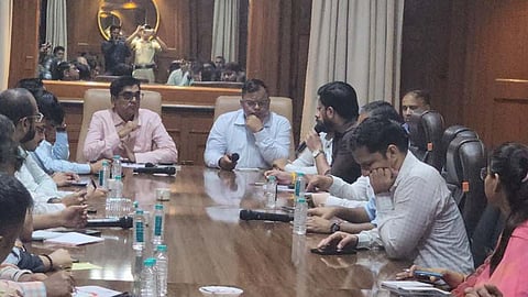 इंदौर कलेक्टर शिवम वर्मा ब्रिक्स कृषि सम्मेलन 2026 की तैयारियों को लेकर अधिकारियों के साथ उच्चस्तरीय समीक्षा बैठक करते हुए।