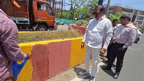इंदौर में रोड डिवाइडर पर पेंट कार्य का निरीक्षण करते एमआईसी सदस्य राजेंद्र राठौर, गुणवत्ता में कथित अनियमितता पर अधिकारियों से चर्चा करते हुए।